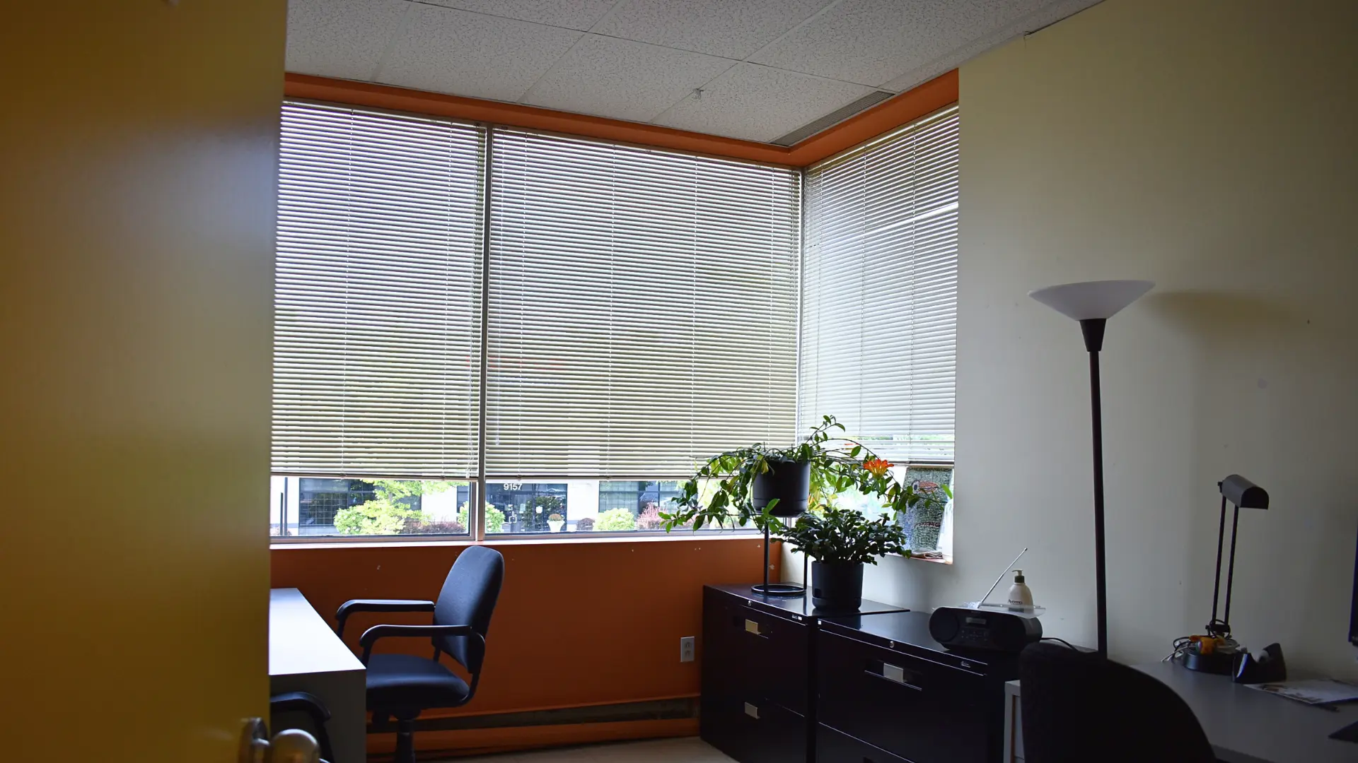 Bureau fermé avec fenestration d'angle