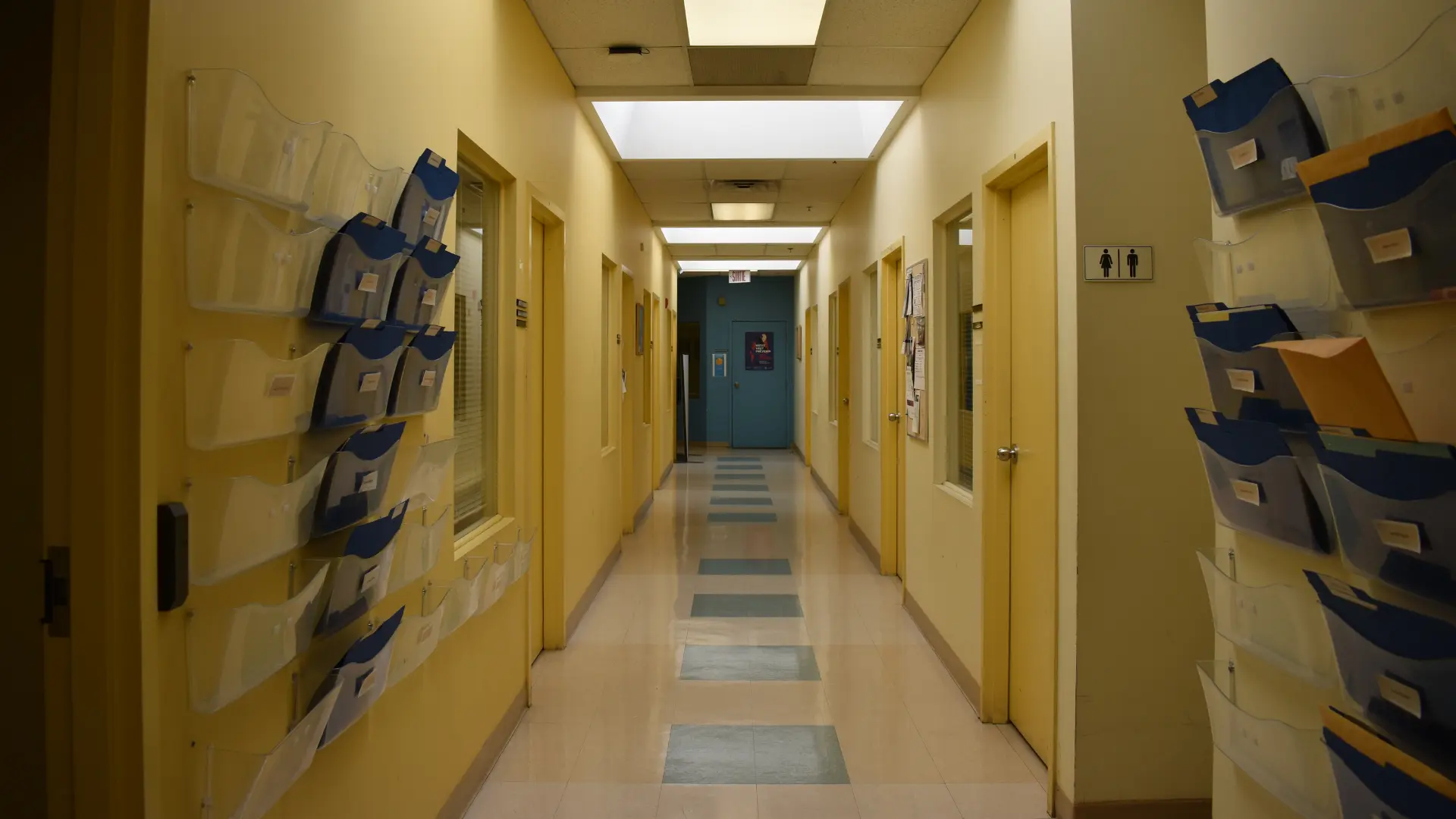 Corridor central et accès aux bureaux